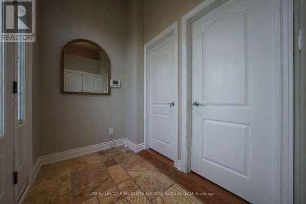1195 Holton Heights Drive, Oakville, ON L6H2E6 Photo 4