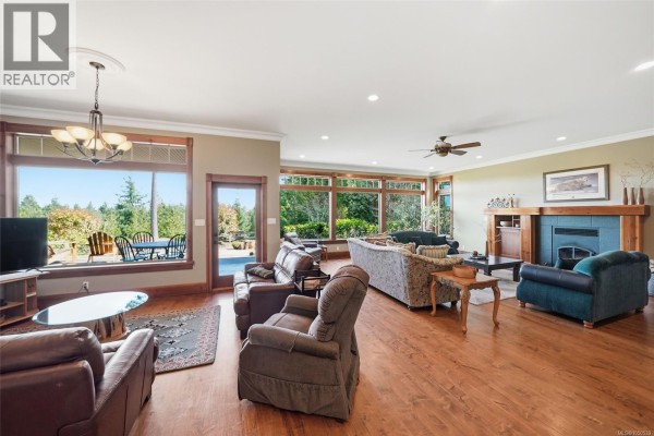 1195 Spider Lake Rd, Qualicum Beach, BC, photo 2