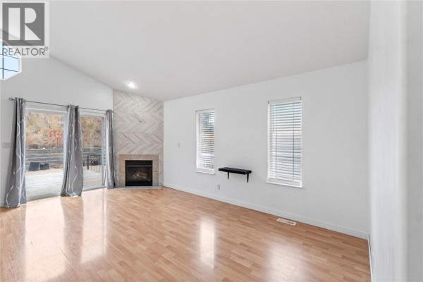 Living room - 1198 Raven Drive, Kamloops, BC V2B8P3 Photo 5
