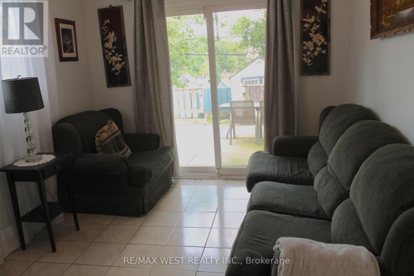 Den - 11a Woodcroft Crescent, Toronto, ON M6E1W7 Photo 5