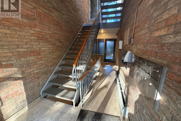 Living room - 12 - 675 Wonderland Road S, London South, ON N6K1M1 Photo 2