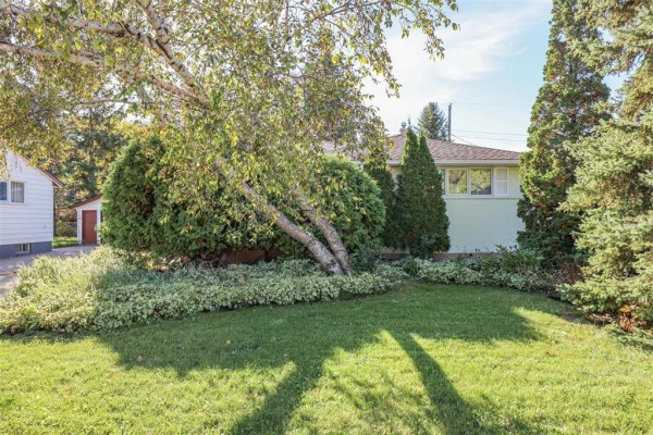 12 Barberry Road, Winnipeg