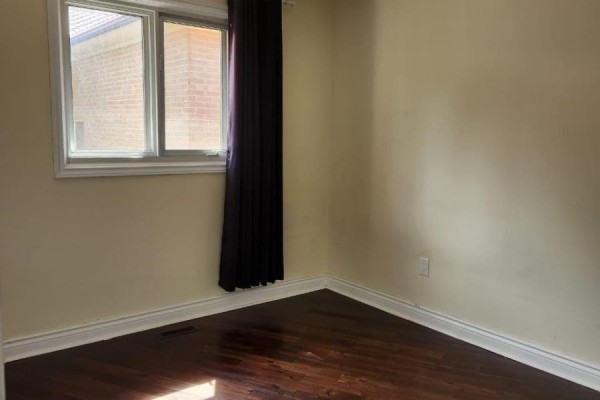 Bedroom 2 - 12 Bowshelm Court, Mississauga, ON L5N1K1 Photo 5