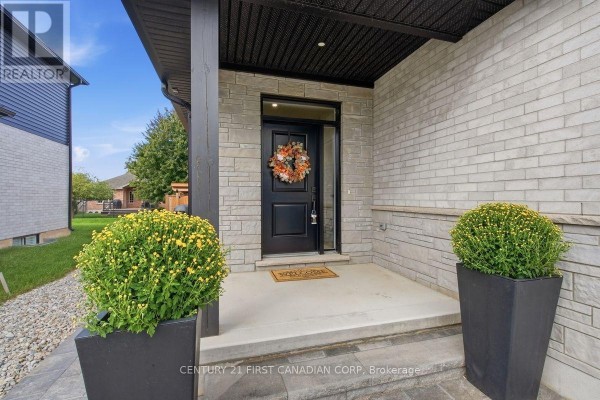 Foyer - 12 Briscoe Crescent, Strathroy Caradoc, ON N7G4E1 Photo 5