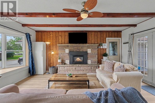 Living room - 12 Fifth Street, Smiths Falls, ON K7A3K1 Photo 5