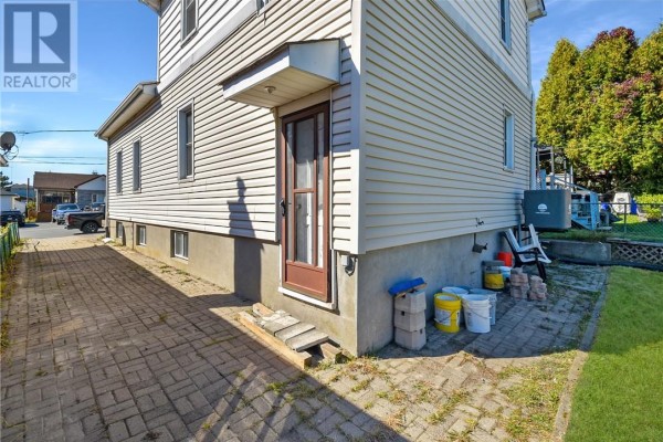 12 Gutcher Ave, Sudbury, ON P3C3H6 Photo 3