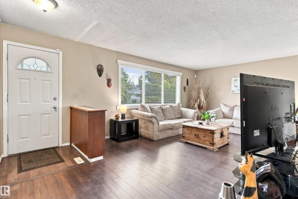 Family room - 12 Hughes Rd Nw, Edmonton, AB T5A4E2 Photo 4