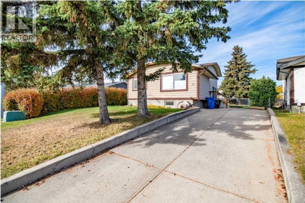 12 Opal Close, Lacombe, AB, photo 2
