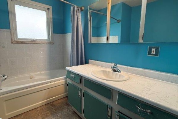Living room - 12 Queen Drive, Kindersley, SK S0L1S0 Photo 2