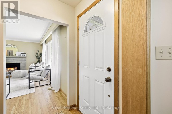 Kitchen - 12 Simcoe Street, Whitby, ON L1M1B2 Photo 5