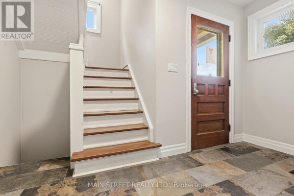 12 Vincent Street, Newmarket, ON L3Y4G2 Photo 4