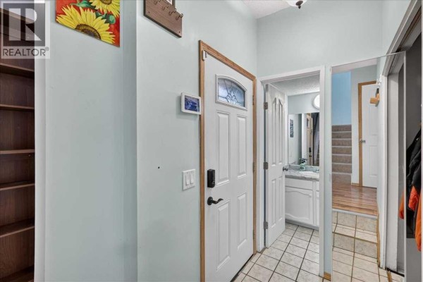 Foyer - 120 Aboyne Place Ne, Calgary, AB T2A5Z1 Photo 4