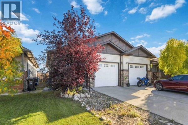 Living room - 120 Hawthorn Way, Fort Mcmurray, AB T9K0N6 Photo 2