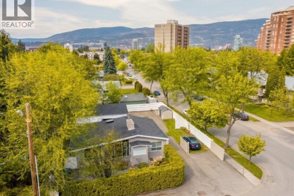 Kitchen - 1201 Kelglen Crescent, Kelowna, BC V1Y6K4 Photo 4