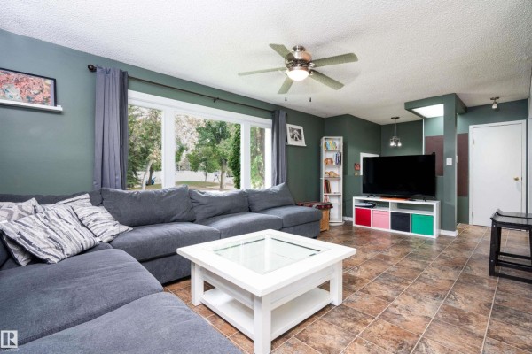 Family room - 12022 43 St Nw, Edmonton, AB T5W2P8 Photo 4