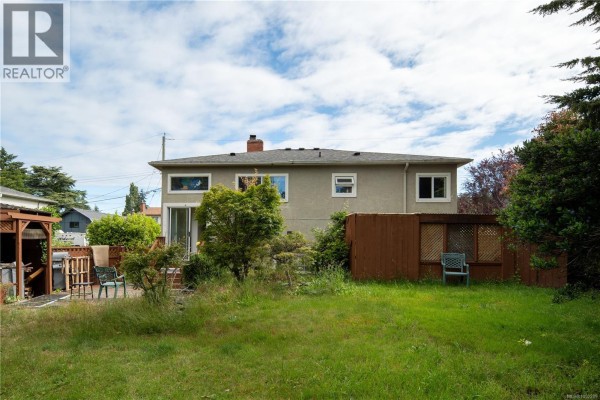 1203 Pearce Cres, Saanich, BC, photo 2