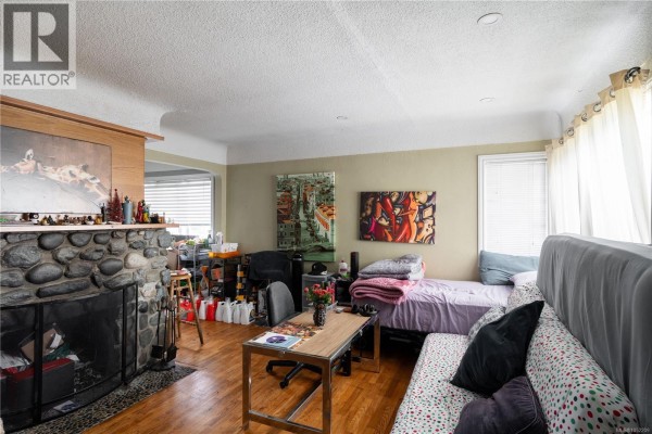 1203 Pearce Cres, Saanich, BC, photo 3