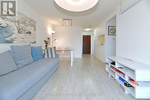 Kitchen - 1204 - 1055 Bay Street, Toronto, ON M5S3A3 Photo 3