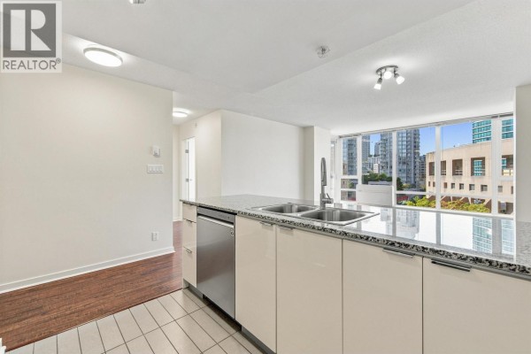 1205 788 Hamilton Street, Vancouver, BC V6B0E9 Photo 3