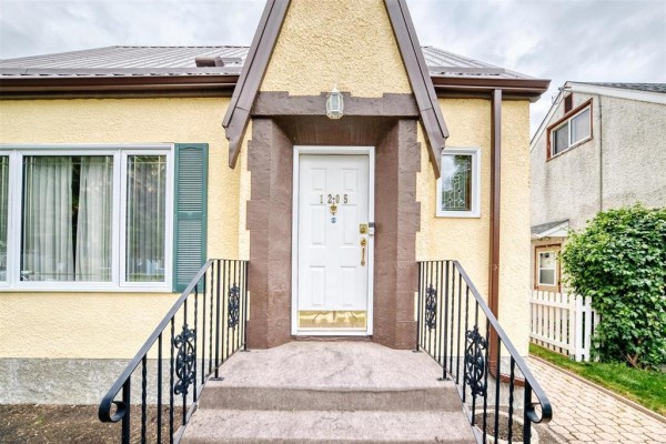 Eat in kitchen - 1205 Ashburn Street, Winnipeg, MB R3E2Y1 Photo 2