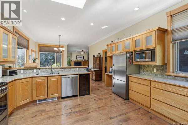 Kitchen - 1205 Spider Lake Rd, Qualicum Beach, BC V9K2L7 Photo 4