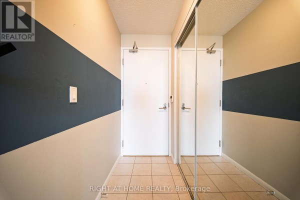 1206 - 215 Fort York Boulevard, Toronto, ON M5V4A2 Photo 4