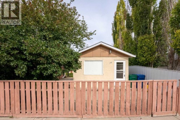 1207 41 Avenue N, Lethbridge, AB T1H6B3 Photo 3