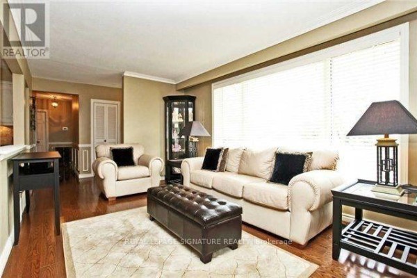 1207 Wood Place, Oakville, ON L6L2R4 Photo 2