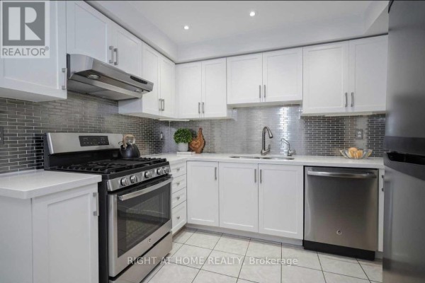 Living room - 121 - 6399 Spinnaker Circle, Mississauga, ON L5W1Z6 Photo 4