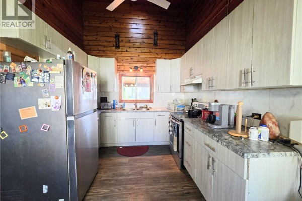 Dining nook - 121 10th Avenue Ne, Swift Current, SK S9H2T1 Photo 3