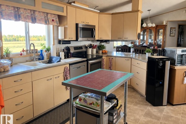 Family room - #121 53219 Rr 145 Brookwood Estates, Rural Minburn County, AB T9C1T1 Photo 4