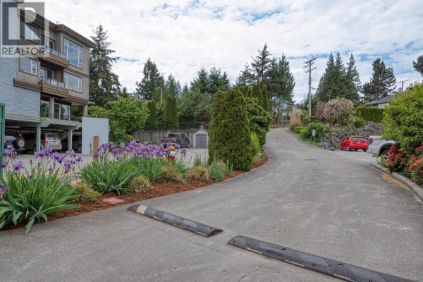 121 5780 Trail Avenue, Sechelt, BC V7Z0K5 Photo 4