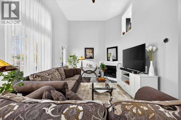Living room - 121 Everhollow Heights Sw, Calgary, AB T2Y5B3 Photo 2