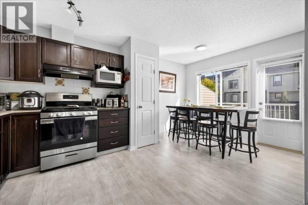 Kitchen - 121 Everhollow Heights Sw, Calgary, AB T2Y5B3 Photo 3