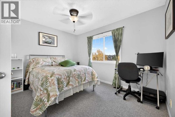 2pc Bathroom - 121 Everhollow Heights Sw, Calgary, AB T2Y5B3 Photo 5