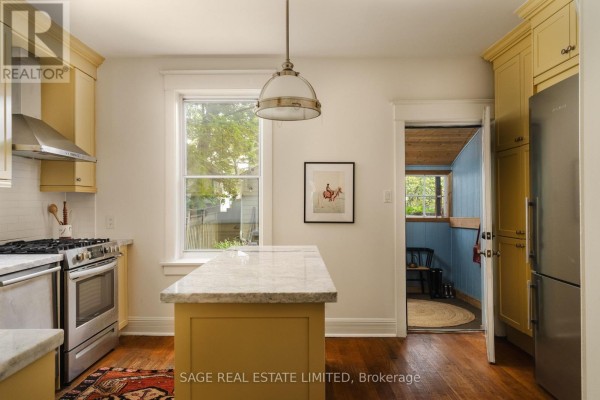 Kitchen - 121 Glendale Avenue, Toronto, ON M6R2T3 Photo 3