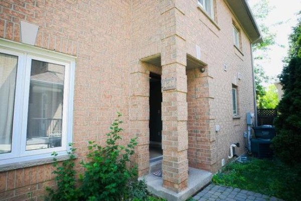 Kitchen - 121 Pressed Brick Drive, Brampton, ON L6V4K5 Photo 3