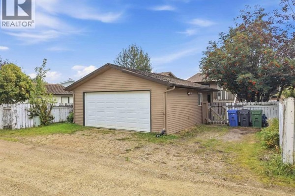 Dining room - 121 Rutledge Crescent, Red Deer, AB T4P3K1 Photo 2