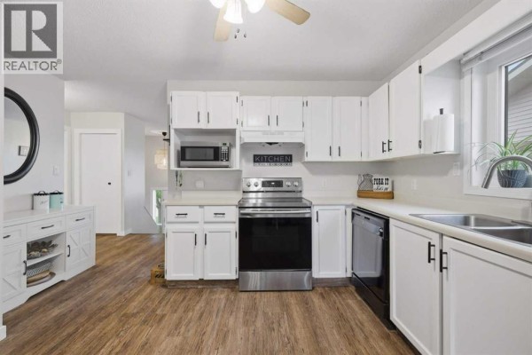 Primary Bedroom - 121 Rutledge Crescent, Red Deer, AB T4P3K1 Photo 5