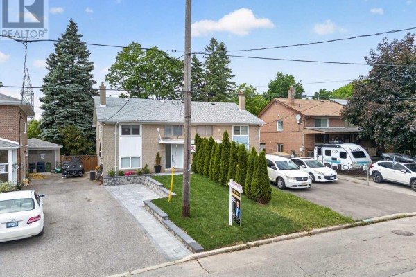 Living room - 121 Saint Lucie Drive, Toronto, ON M9M1T4 Photo 3