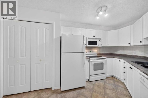 Living room - 1210, 8810 Royal Birch Boulevard Nw, Calgary, AB T3G6A9 Photo 5