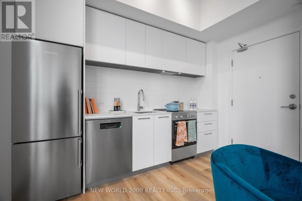 1210 - 101 Roehampton Avenue, Toronto, ON M4P2W2 Photo 5