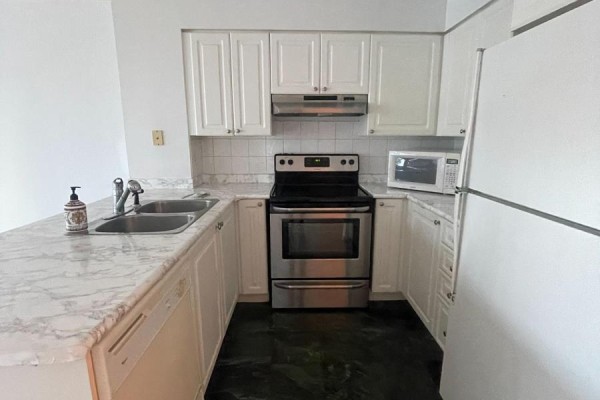 1210 - 750 Bay Street, Toronto, ON, photo 2
