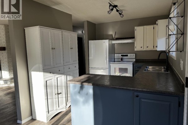 Kitchen - 1210 Elkhorn Crescent, Prince George, BC V2M6J1 Photo 2