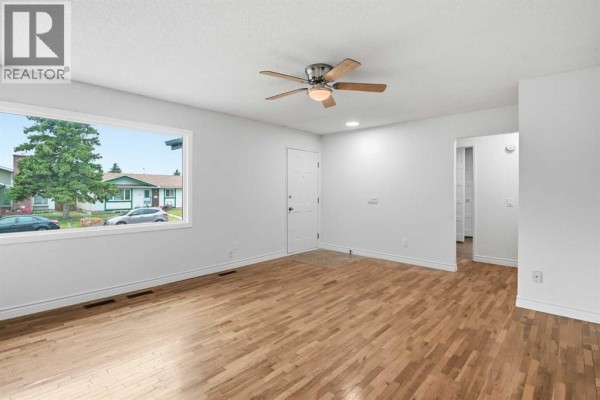 Bedroom - 1211 Maitland Drive Ne, Calgary, AB T2A5K2 Photo 2