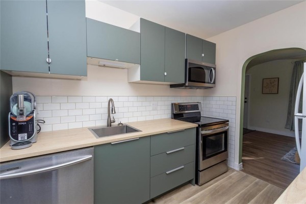 Kitchen - 1212 8th Street, Brandon, MB R7A3Z4 Photo 2
