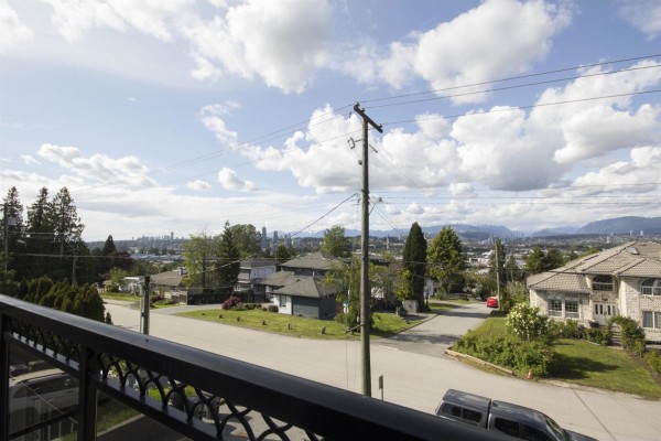 12136 100a Avenue, Surrey, BC V3V2Y5 Photo 3