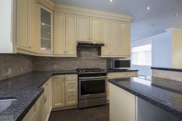 12136 100a Avenue, Surrey, BC V3V2Y5 Photo 4
