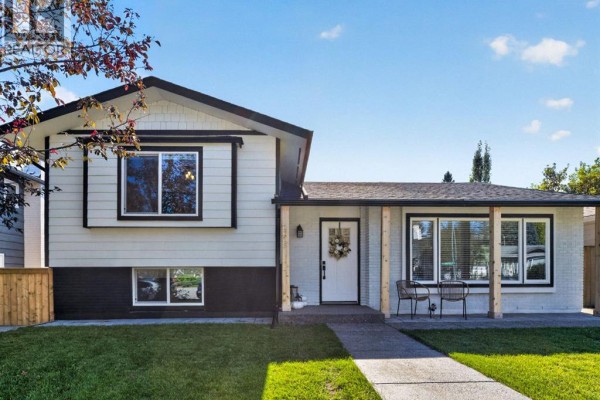 5pc Bathroom - 1215 Lake Twintree Drive Se, Calgary, AB T2J2W9 Photo 2