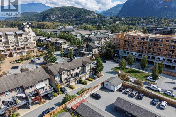 1216 Village Green Way, Squamish, BC V8B0N5 Photo 2